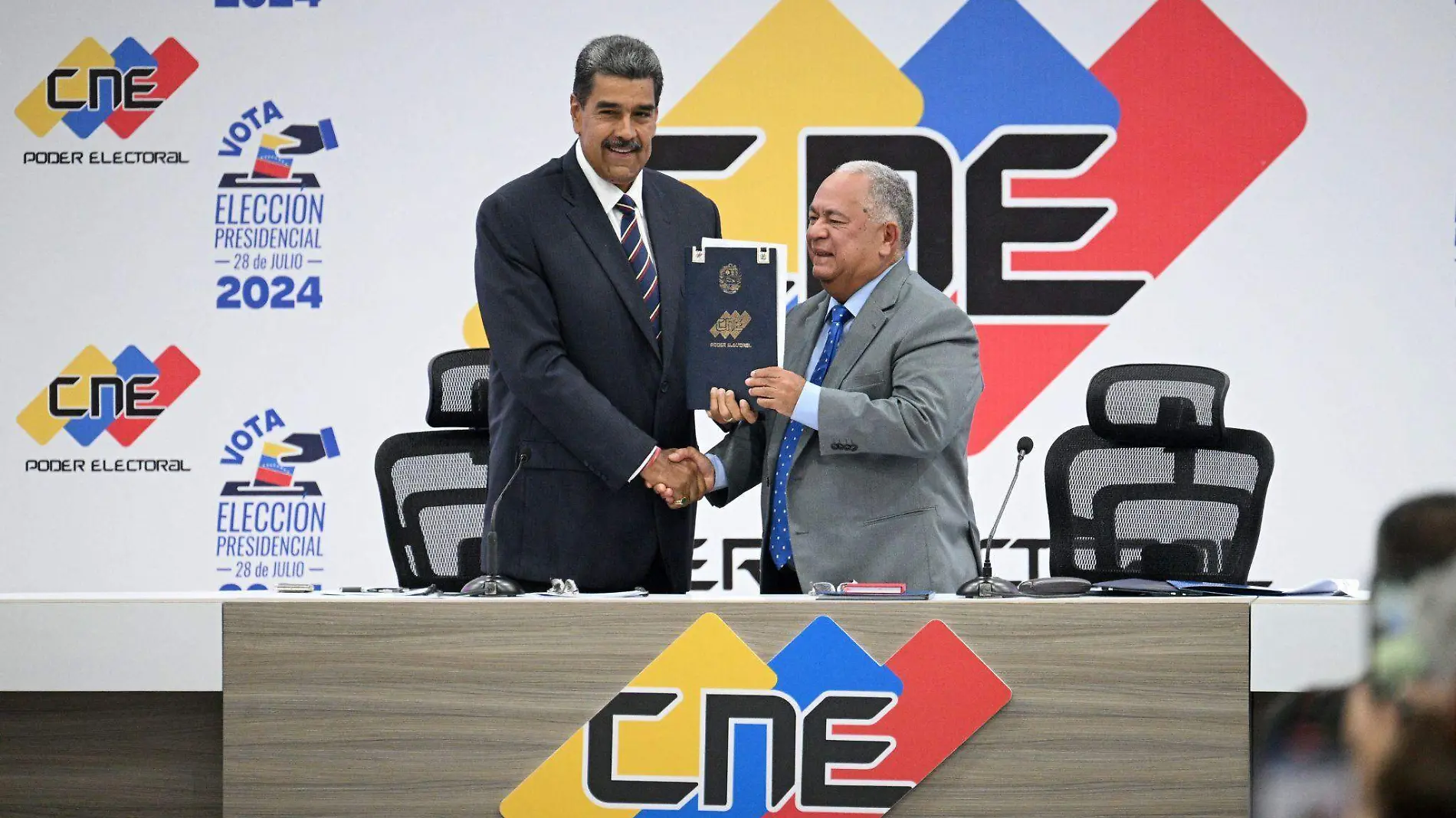 Nicolas Maduro_Venezuela_elecciones_recibe constancia